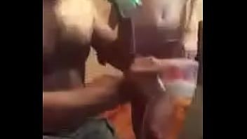 Redare Tip dă degetele unei fetițe minuscule pe ameporn