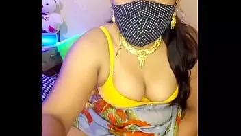 Jouer Geeta bhabhi se frotte la chatte et se déshabille