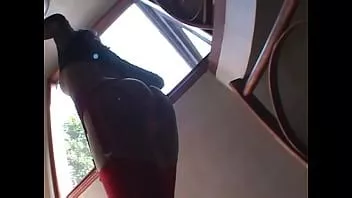 Jouer Regardez-la se mettre à genoux et lui faire une pipe avant de le baiser
