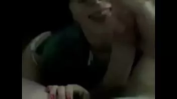 Jouer Déverse une charge de sperme sur le visage de sa petite amie, elle suce une bite bien raide