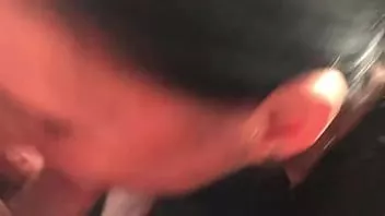 تشغيل زوجة الساخنة نيكي يبصقون تفحم بواسطة دسار الديك أثناء مص ديك