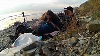 play ¡La chica tomó la polla de su novio en su boca justo en la playa y le chupó todo el esperma!