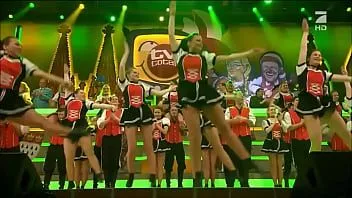 Afspelen Veel dansende meisjes tonen upskirts op de Duitse televisie