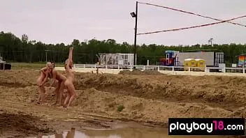 Odtwórz Kąpiel błotna z cycatą blondynką, jayme nelson i jej dziewczynami