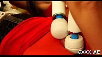 Riproduci La bocca e la fessura della ragazza si sono infilate un dildo