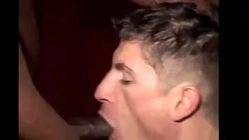 Abspielen Eric Valentin Flip fickt mit einem Schwarzen