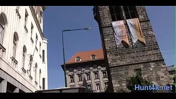 Jouer Femme brune chic se fait pénétrer
