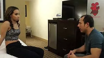 play Santy melamar gadis seksi teana truf untuk membuat video amatir di mana mereka bercinta cukup keras, dia setuju dan menghisap penisnya
