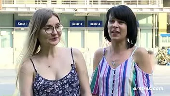 Redare Cuplul de lesbiene se joacă cu un vibrator de sticlă