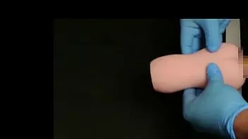 play Próbuję onahole (dziurę do masturbacji) kupioną przez Internet. czują się bardzo dobrze i łatwo się spuszczają. Tekstura wewnątrz naśladuje pochwę, a specjalny balsam jest jak sok miłości. bardzo napalone!!