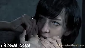 play চকচকে মেয়ে তার কফার সেক্সি ড্রিলিং পরেছে