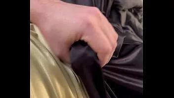 Redare Pantaloni strălucitori și mătăsos și jackoff din tricou