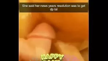 play 拉丁妻子在新年与两个男人作弊的社交媒体视频