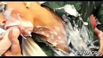 تشغيل عاهر المثير جينا جميل يحصل لها بانتي وعاء التدفق