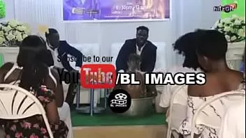play Pastor care face baie cu femei goale în biserică