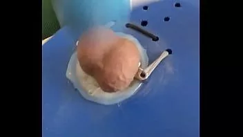 play O minge albastră pe o tablă albastră în bile