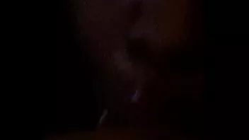 Redare Ebony thot suge pula în timp ce prietena este la serviciu