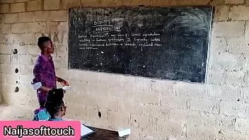 تشغيل مدرس الفصل (ethanxbush) يعلم التكاثر لدى المراهقين ويمارسه على السرير