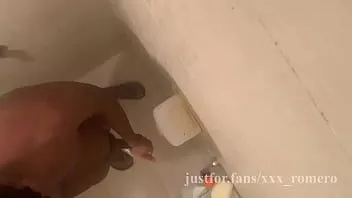 Jouer Straight guy surpris en train de se masturber sous la douche de l'auberge