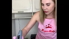 Reproduzir A enfermeira loira MILF fica com um pau gordo durante a sessão de depilação
