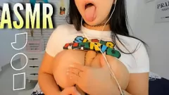 play ASMR Heetste Joi: Sexy brunette in jeans begeleidt je hand met vuile praatjes en grote kont