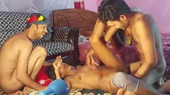 play Double problème: deux gars et deux filles dans un gangbang indien chaud