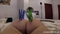 Reproduzir Pov Ass Play and Spanking com pinos de roupas na bunda européia perfeita