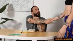 Reproduzir Massagista experiente transforma o trabalho de lobby em nuru massagem fantasia