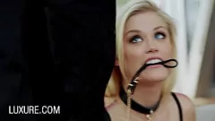 Redare Gagica blondă supusă Ash Hollywood în triplă intensă