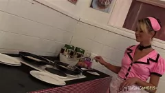 Abspielen Drei Blondinen und eine MILF teilen sich nach dem Brunch große Schwänze