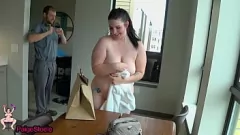 تشغيل رجل التوصيل المعلق يحصل على مكافأة بجلسة شرجية مشبع بالبخار!