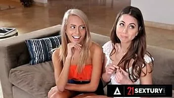 play 21 sextury - Riley Reid e Janice Griffith sistemano il patrigno con un doppio pompino sciatto!