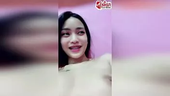 Reproducir Hermosa chica tailandesa se masturba con vibrador